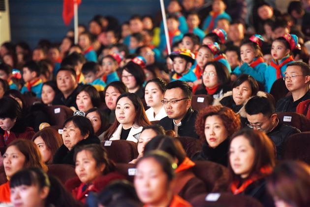 聆听花开的声音，点亮七彩的童年