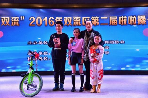 棠外啦啦操班代表队在“魅力双流”2016年第二届啦啦操公开赛中获多项冠