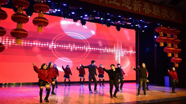 寒冬暖阳照棠外 岁月流金满堂彩——棠外隆重举行2017年教职工迎新春联欢会