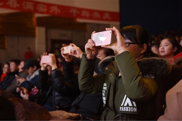 寒冬暖阳照棠外 岁月流金满堂彩——棠外隆重举行2017年教职工迎新春联欢会