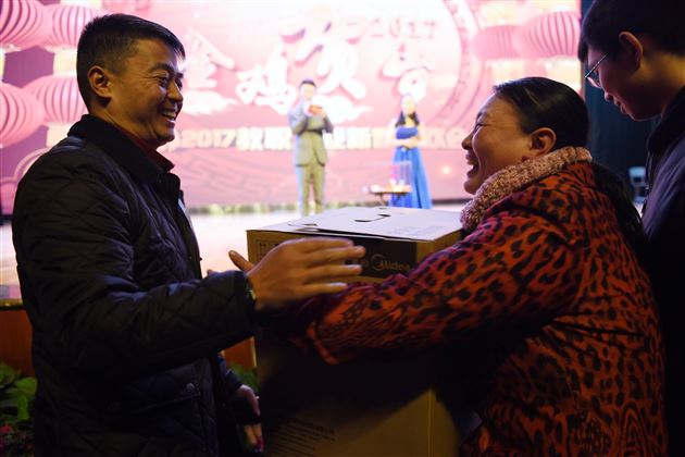 寒冬暖阳照棠外 岁月流金满堂彩——棠外隆重举行2017年教职工迎新春联欢会