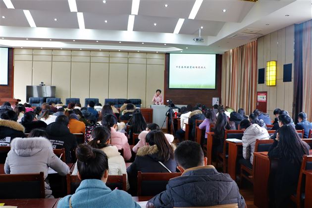 棠外初中部对教师进行青春期教育方法专题培训