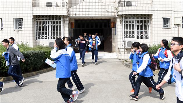 生命高于一切，演练防患未然——棠外师生开展公寓紧急逃生疏散演练