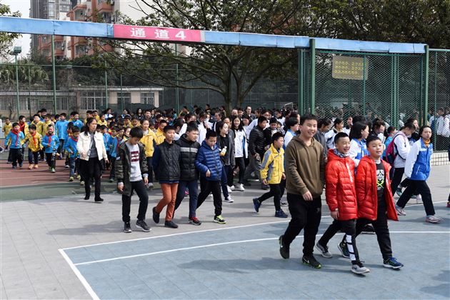 生命高于一切，演练防患未然——棠外师生开展公寓紧急逃生疏散演练