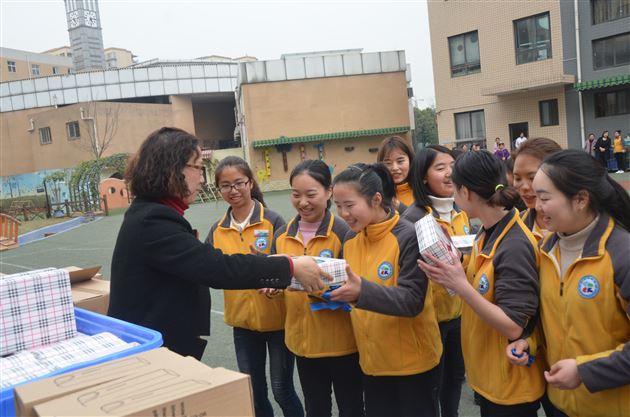 棠外实验幼儿园开展“三八”节趣味体育活动