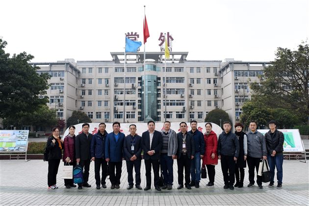 西安市体育局考察团一行考察棠外“体教结合”培养模式——校园足球