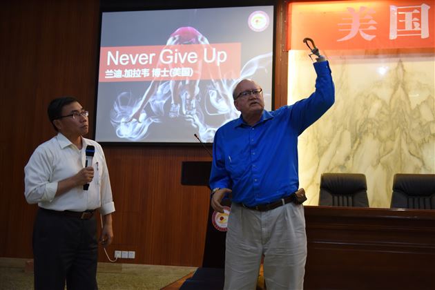 美国著名励志演讲家兰迪博士做客成都棠外