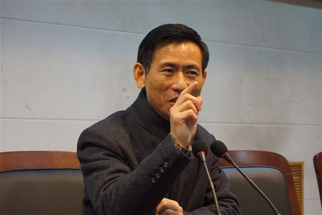 河南大学程遂营教授给学生做讲座