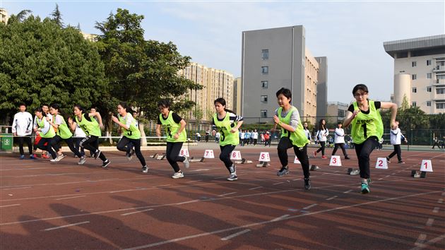 速度与力量的完美呈现，诠释青春与运动之美——记棠外高中部第十四届田径运动会