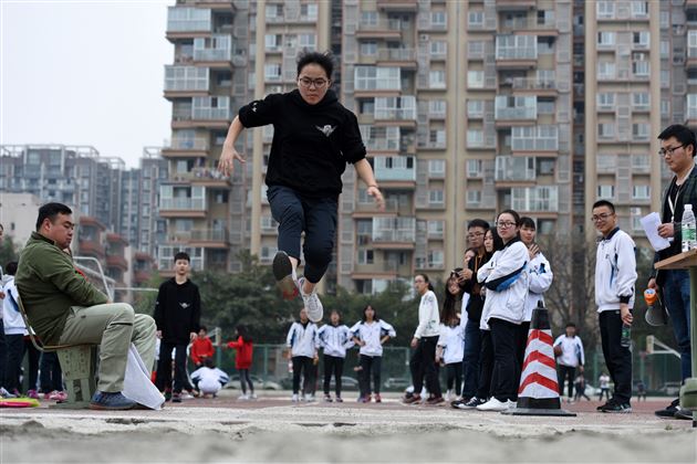 速度与力量的完美呈现，诠释青春与运动之美——记棠外高中部第十四届田径运动会