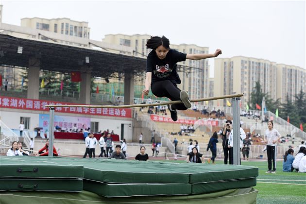 速度与力量的完美呈现，诠释青春与运动之美——记棠外高中部第十四届田径运动会