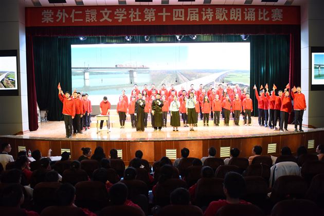 抑扬成诗韵 朗然诵清声——棠外高2016级诗歌朗诵比赛成功举行