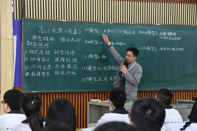 以课题研究为引领，以课例研讨为助推<br />运用极课技术，实现精准教学