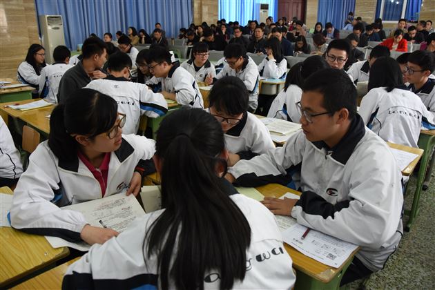 以课题研究为引领，以课例研讨为助推<br />运用极课技术，实现精准教学