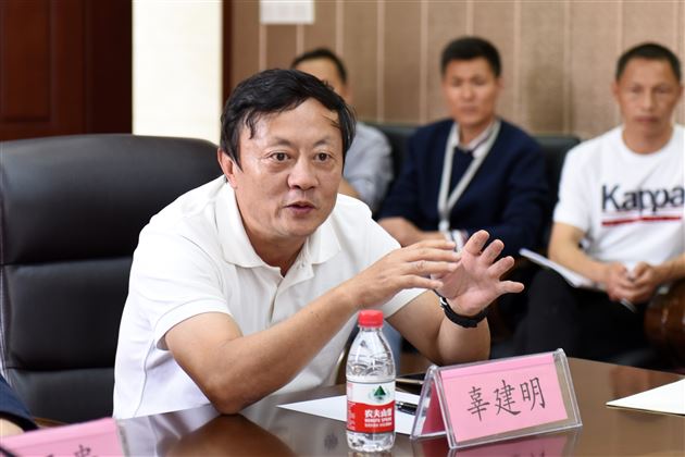 中国足球名宿辅导团莅临我校调研男足教育