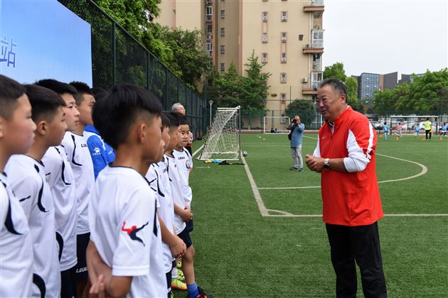 中国足球名宿辅导团莅临我校调研男足教育