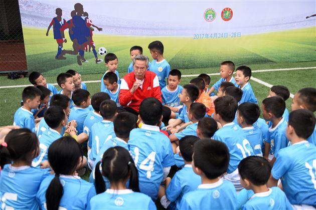 中国足球名宿辅导团莅临我校调研男足教育