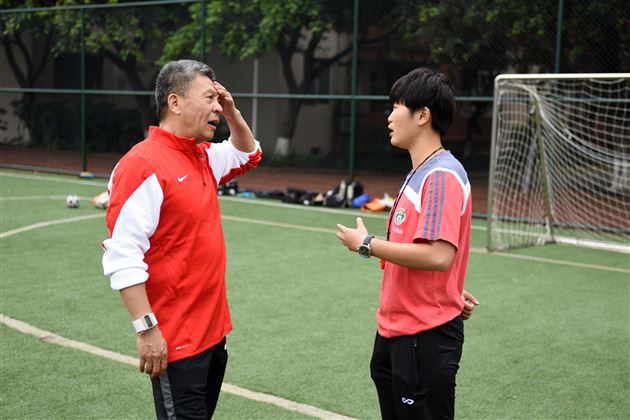 中国足球名宿辅导团莅临我校调研男足教育