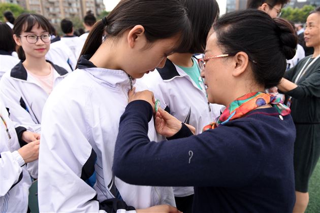 弘扬五四精神 淬炼棠外“全人”——棠外隆重举行2017“五·四”青年节庆祝表彰大会