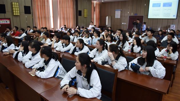 热情民警进棠外，留学公益助你行——双流公安分局进校为棠外国际部学生开展留学公益讲座