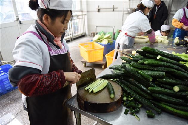 成都棠湖外国语学校食堂被四川省教育厅评为“四川省示范性标准化学生食堂”