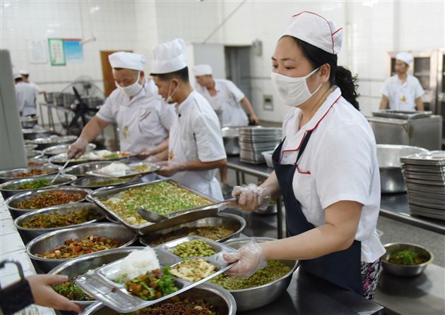 成都棠湖外国语学校食堂被四川省教育厅评为“四川省示范性标准化学生食堂”