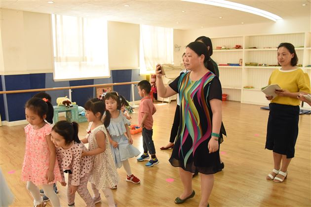 成都市教科院基础教育研究所刘敏副所长莅临棠外实验幼儿园视导