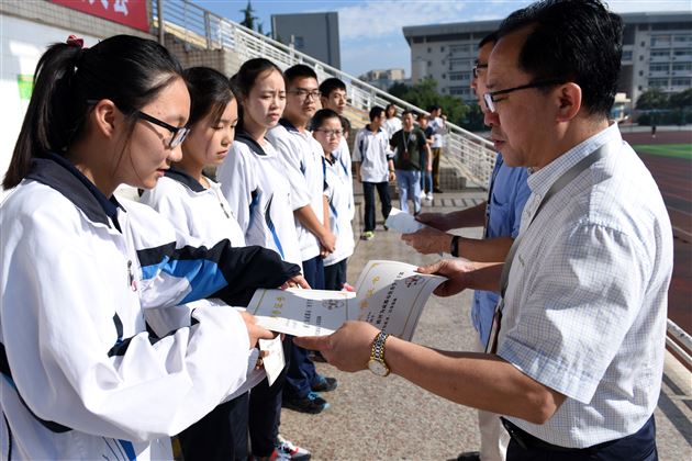 棠外：高中部表彰2017年度市、区“三好”学生、优秀学生干部和先进班集体