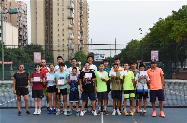 挥汗练就不俗实力 一击致胜全凭过硬技术—— 棠外学生参加成都市中学生网球锦标赛再创佳绩