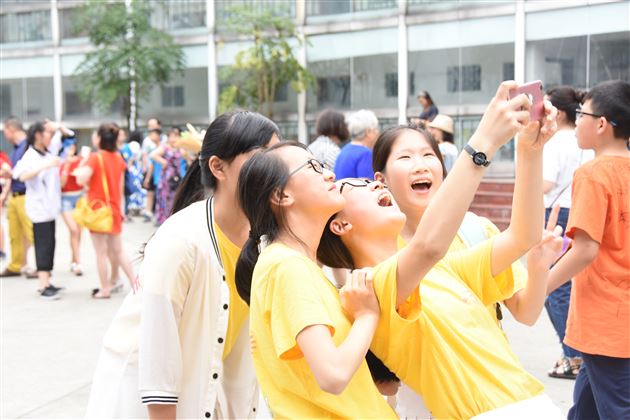 感激世上爱我的人和我爱的人——棠外附小隆重举行2017届毕业典礼