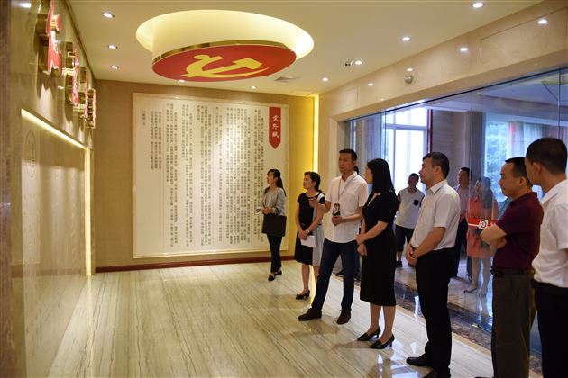 成都市委组织部副部长薛敏、双流区委常委、区组织部部长王毅调研指导棠外党建工作