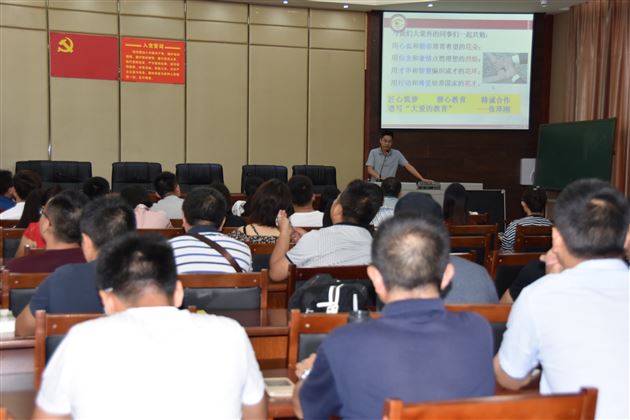 厉兵秣马开新篇 选贤任能向明天——高2017级召开开学筹备暨年级组长选举大会