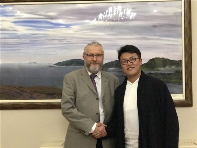 与圣彼得堡美协主席合影