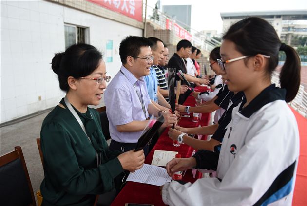 棠外初中部隆重举行2017-2018学年度开学典礼暨教师节表彰大会