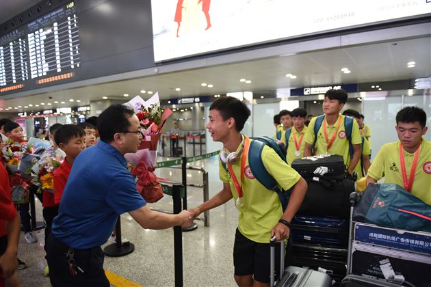 全国学生运动会棠外男足代表四川参赛 奋勇拼搏战胜北上广捧杯凯旋