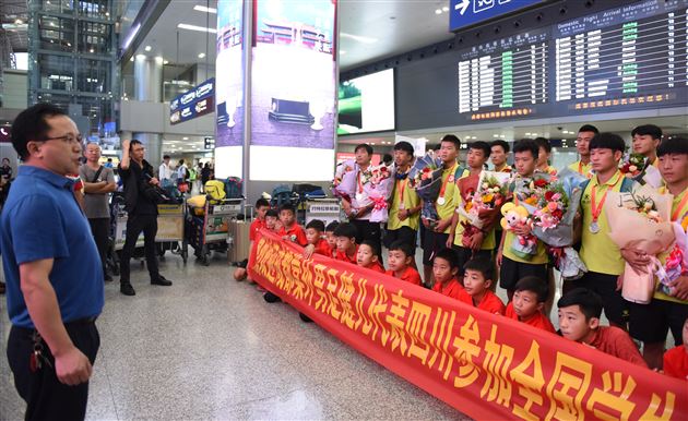 全国学生运动会棠外男足代表四川参赛 奋勇拼搏战胜北上广捧杯凯旋