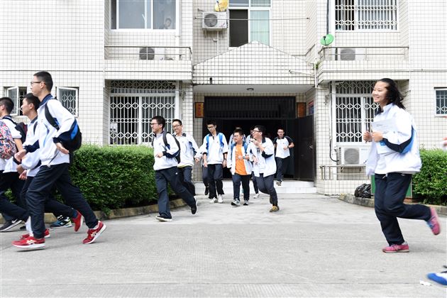 生命最可贵 安全第一位——棠外师生开展公寓紧急逃生疏散演练