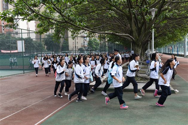 生命最可贵 安全第一位——棠外师生开展公寓紧急逃生疏散演练