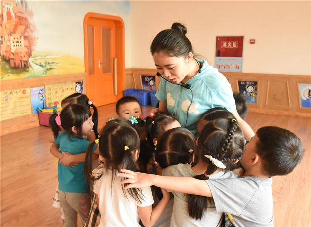 棠外实验幼儿园曾熊丹、贺倩两位老师获教育局表彰