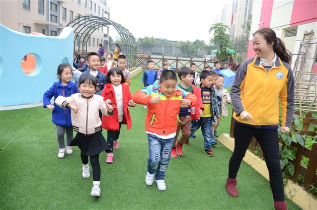 棠外实验幼儿园曾熊丹、贺倩两位老师获教育局表彰