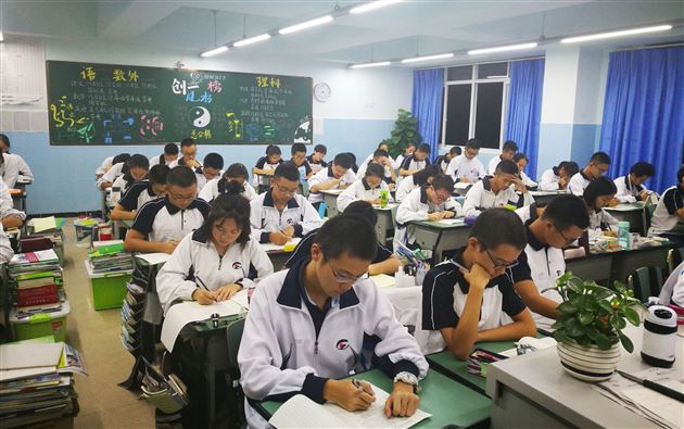 钟情于文字 醉心于创作——仁譞文学社举办第一届“棠外杯”高中写作大赛