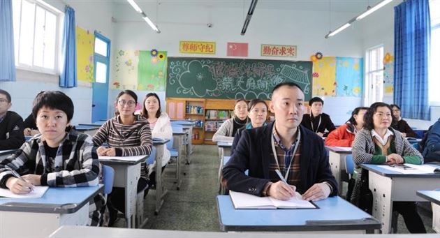 喜迎党的十九大胜利召开——棠外党总支组织全校党员教师收看党的十九大开幕会