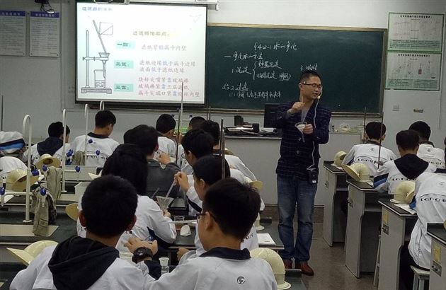 巅峰对决，同课异构，展现名师风采——成都市未来名师代倩、双流区化学学科带头人陈博同课异构