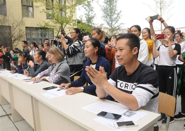 棠外实验幼儿园周先勇老师亮相“魅力双流”2017年双流区啦啦操培训讲台