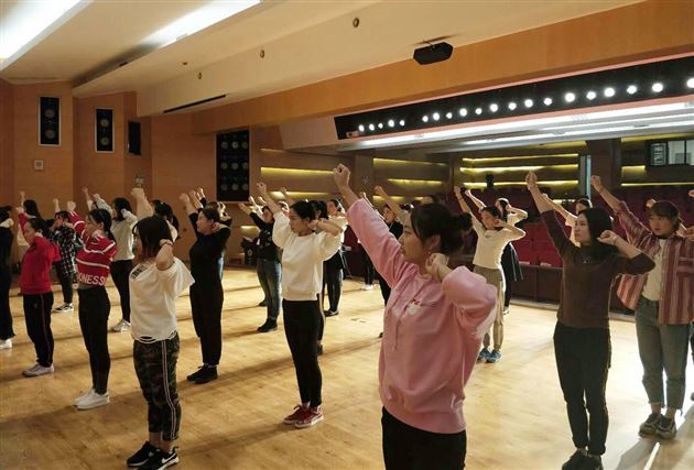 棠外实验幼儿园周先勇老师亮相“魅力双流”2017年双流区啦啦操培训讲台