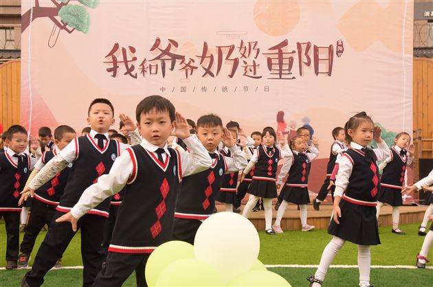 感恩重阳 老幼同乐——棠外实验幼儿园开展敬老活动