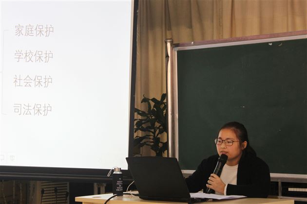 棠外初中政治组刘悦岚老师受邀为双流区新教材培训作专题讲座