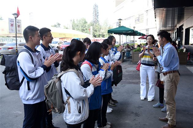 做一天“经理” 悟一回商道——记棠外 “商社”社团实践课程