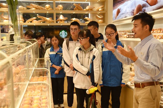 做一天“经理” 悟一回商道——记棠外 “商社”社团实践课程