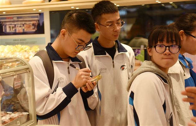 做一天“经理” 悟一回商道——记棠外 “商社”社团实践课程